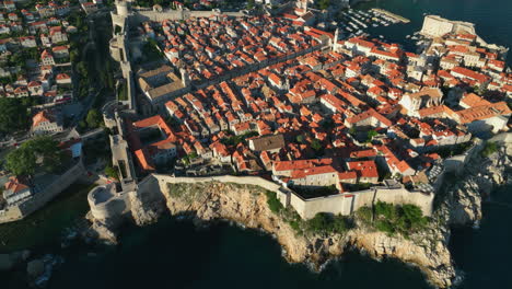 Imágenes-De-Drones-Ariel-Sobrevolando-El-Casco-Antiguo-De-Dubrovnik-En-Croacia
