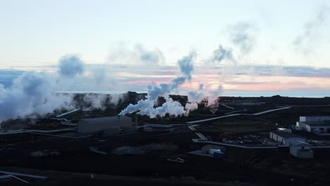 Planta-De-Energía-De-Reykjanes-Que-Genera-Electricidad-Con-Energía-Geotérmica,-Puesta-De-Sol,-Antena