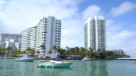 Blick-Auf-Wolkenkratzer-Am-Hafen-Von-Miami