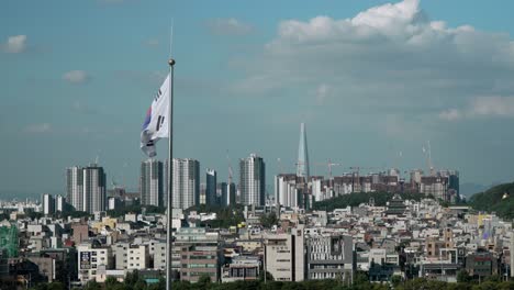 Bandera-De-Corea-Del-Sur-Ondeando-Contra-El-Paisaje-Urbano-De-Seúl-Y-El-Horizonte-Nublado