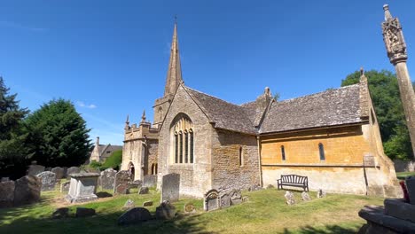 Iglesia-De-San-Miguel-Y-Todos-Los-ángeles-Con-Cementerio-En-Stanton-Village,-Cotswolds,-Gloucestershire,-Inglaterra,-Reino-Unido
