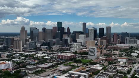 Luftaufnahme-Der-Innenstadt-Von-Houston,-Bewölkt,-Sommertag-In-Texas,-Usa---Schwindeleffekt