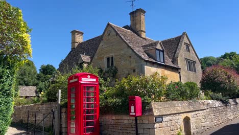 Old-Telephone-Box-And-A-Letter-Box-On-The-Corner-Street-At-Cotswold-Village-Of-Stanton-Near-Broadway,-Gloucestershire-UK