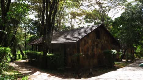 Una-Vieja-Casa-De-Campo-En-El-Bosque-Masai-Mara