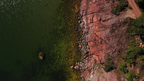 Vista-Aérea-Sobre-La-Costa-Rocosa-Del-Oeste-De-Aland,-Verano-En-Finlandia---Inclinación,-Disparo-De-Drones