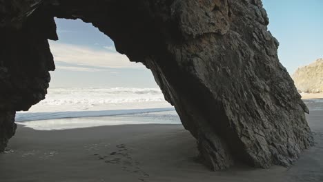 Lissabonischer-Strand-Und-Dramatische-Portugalische-Küste-Mit-Bogenfelsformation,-Wunderschöne-Küstenlandschaft-Und-Landschaft-Am-Praia-Da-Adraga,-Sintra,-Portugal,-Europa,-Atlantik-1