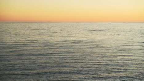 Oranger-Sonnenuntergang-Ozeanhintergrund-Mit-Ruhigem-Meerwasser,-Horizont-Und-Orangefarbenem-Himmel-Mit-Kopierraum-Für-Text,-Costa-Del-Sol,-Spanien