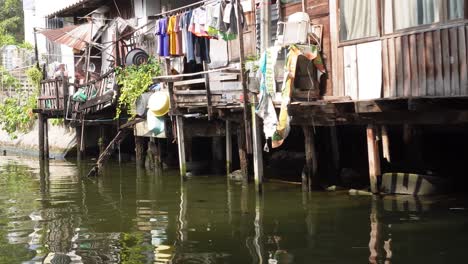 A-very-old-and-worn-out-house-in-the-backwaters-of-Bangkok,-in-the-poor-part-of-the-city-in-the-capital-of-Thailand-in-Asia