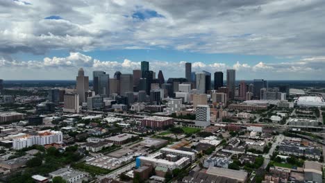 Drone-Moviéndose-Hacia-Atrás-Sobre-Los-Suburbios-Con-El-Horizonte-De-Houston-En-El-Fondo---Pantalla-Final