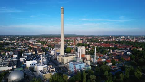 Hoher-Weißer-Schornstein-Des-Gaskraftwerks-Direkt-Neben-Den-Wohngebieten-Der-Deutschen-Stadt-Braunschweig-An-Einem-Klaren-Sommertag