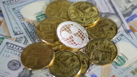 Cryptocurrency-Ripple-Xrp-Altcoin-Monedas-Reales-Que-Yacen-En-Billetes-De-Dólar,-Linterna-De-Cerca