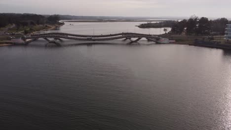 Luftdrohnenansicht-Von-Leonel-Viera-Ungewöhnliche-Wellenbrücke-Mit-Autos,-Die-Den-Fluss-Arroyo-Maldonado-In-Uruguay-überqueren