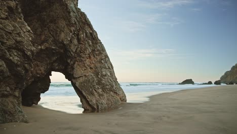 Lissabonischer-Strand-Und-Dramatische-Portugalische-Küste-Mit-Bogenfelsformation,-Wunderschöne-Küstenlandschaft-Und-Landschaft-Am-Praia-Da-Adraga,-Sintra,-Portugal,-Europa,-Atlantik-2