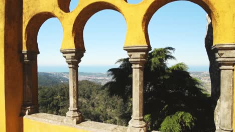 Vista-Aérea-De-Drones-Del-Palacio-Pena-Detalle-Arquitectónico-De-Arcos-Amarillos-Y-Vista,-Sintra,-Lisboa,-Portugal,-Un-Hermoso-Edificio-Europeo-Con-Una-Arquitectura-Asombrosa,-Patrimonio-De-La-Humanidad-De-La-Unesco