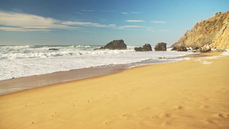 Praia-Da-Adraga-Strand-In-Portugal,-Lissabon-,-Ein-Schöner-Sandiger-Beliebter-Ort-An-Der-Portugiesischen-Küste,-Seelandschaft-An-Einem-Sonnigen-Tag-Mit-Blauem-Himmel-In-Sintra,-Europa