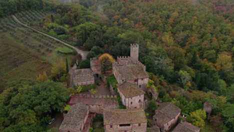Schloss-Von-Montalto-In-Der-Hügeligen-Toskanischen-Landschaft,-Umgeben-Von-Naturwald