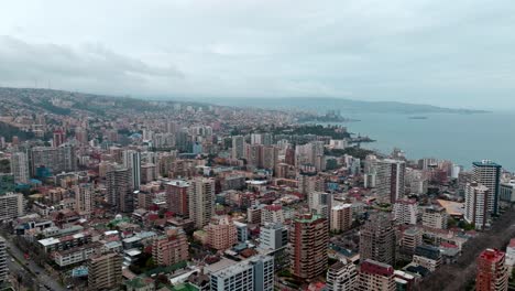 Bird's-eye-view-dolly-in-ViÃ±a-del-Mar,-Chile-on-a-cloudy-day