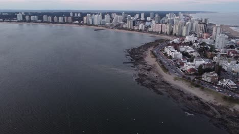 Luftaufnahme-Der-Strand--Und-Stadtsilhouette-Von-Punta-Del-Este-In-Uruguay-Während-Des-Bewölkten-Tages