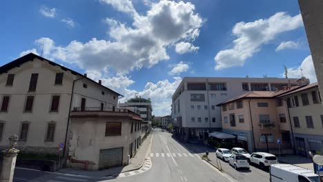 Zeitraffer-Einer-Italienischen-Stadtstraße-Mit-Autos,-Gebäuden-Und-Bewölktem-Blauem-Himmel