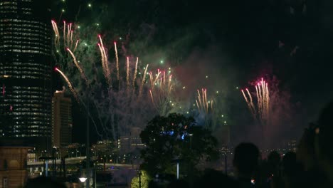 Coloridos-Fuegos-Artificiales-Explotando-Por-La-Noche-Junto-Al-Río-Brisbane-Durante-El-Festival-Riverfire-En-Brisbane,-Qld,-Australia