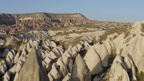 Volando-Sobre-Chimeneas-De-Hadas-En-Capadocia-Turquía-Formaciones-Rocosas-Naturales-De-Forma-Cónica-Afilada