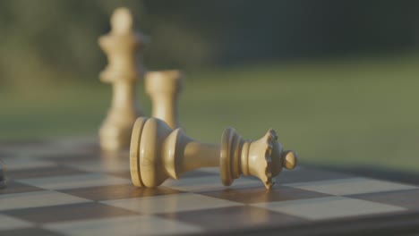 Eine-Hand-Nimmt-Die-Weiße-Dame-Und-Lässt-Sie-Fallen,-Schachspiel