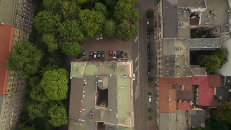 Luftaufnahme-Von-Oben-Nach-Unten-Dach-Des-Komplexen-Blocks-In-Der-Polnischen-Stadt-Bei-Sonnenaufgang---Krakau,-Polen