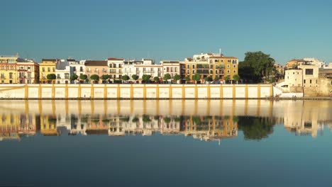 Sevilla-Beherbergt-Reflexion-Im-Fluss-Guadalquivir-Am-Frühen-Morgen