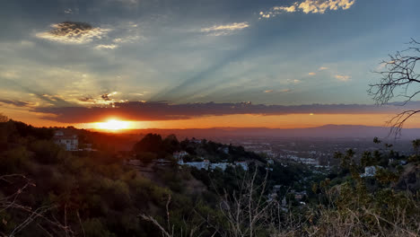 Bergblick-Auf-Die-Untergehende-Sonne-Hinter-Bergen-Gegen-Blauen-Himmel-Mit-Wolken-In-Los-Angeles,-Kalifornien