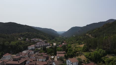 Drohnenaufnahmen-über-Roncal--Und-Seinem-Tal-In-Nordspanien