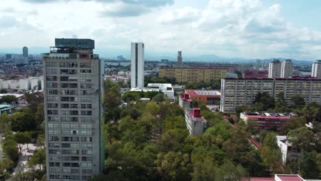 Toma-Deslizante-De-Una-Hermosa-Zona-Residencial-Decorada-Con-árboles-En-Tlatelolco,-Ciudad-De-México