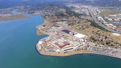 Prisión-Estatal-De-San-Quentin---Inclinación-Aérea-Hacia-Arriba-Para-Revelar-El-área-Circundante,-Bahía-De-San-Francisco---Mala-Gestión-Y-Maltrato-De-Los-Reclusos
