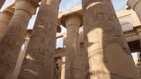 Schwenk-Nach-Unten-Blick-Nach-Oben-Schuss-Von-Sandsteinsäulen-Im-Tempelkomplex-Von-Karnak-In-Ägypten