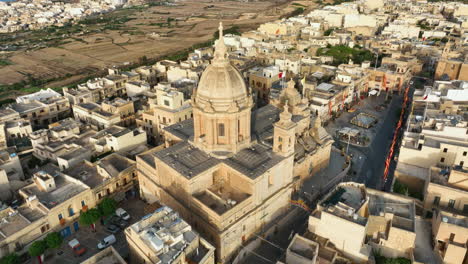 Langsame-Filmische-Drohnenaufnahmen,-Die-über-Der-Stadt-Nadur-Auf-Der-Insel-Gozo-In-Malta-Fliegen