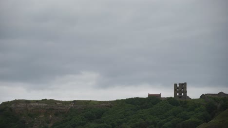 Die-Ruinen-Von-Scarborough-Castle-Vor-Einem-Bedeckten,-Bewölkten-Himmel