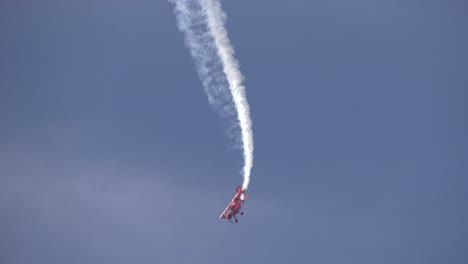 Airplane-falling-out-of-sky-Airshow-demonstration