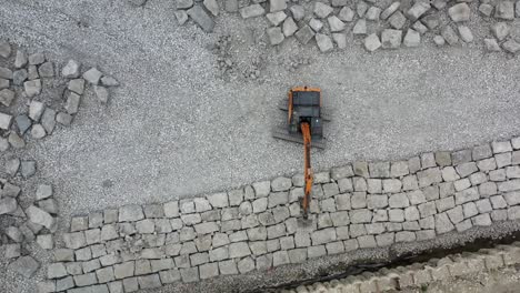 Vista-De-Arriba-Hacia-Abajo-Del-Dron-De-La-Excavadora-Construyendo-Un-Muro-De-Contención-De-Rocas