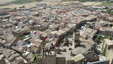 Mittelalterliche-Stadt-Olite-In-Spanien-An-Einem-Warmen-Sonnigen-Tag,-Drohnenansicht,-Hoher-Winkel