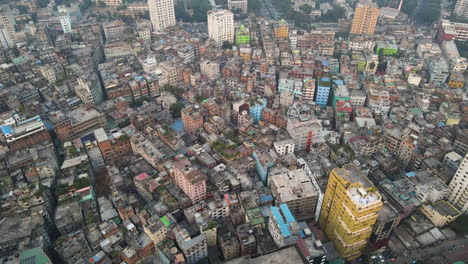 Aerial-view-of-a-slum-area-in-Dhaka-city,-Bangladesh