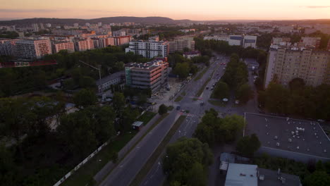 Luftaufnahme-Von-Wenigen-Fahrzeugen,-Die-In-Der-Stadt-Krakau-Bei-Sonnenuntergang-In-Polen-Fahren