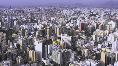 Beeindruckende-Drohnenaufnahme-Des-Miraflores-viertels-In-Der-Stadt-Lima,-Peru-Tagsüber-Mit-Gebäuden-Und-Autos