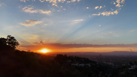 Abendlicher-Bergblick-Auf-Die-Untergehende-Sonne-Gegen-Den-Blauen-Himmel-Mit-Wolken-In-Los-Angeles,-Kalifornien