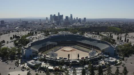 Los-Angeles-Dodger-Stadium-Y-Los-Rascacielos-Del-Centro-De-La-Ciudad-En-Segundo-Plano