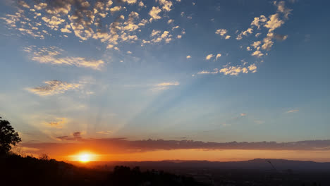 Puesta-De-Sol-Contra-El-Cielo-Azul-Con-Silueta-De-Nubes-Y-Montañas-A-Lo-Largo-Del-Horizonte-En-Los-ángeles,-California