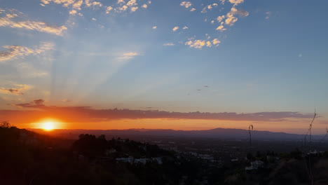 Vista-A-La-Montaña-De-La-Puesta-De-Sol-Escénica-Contra-El-Cielo-Azul-Con-Nubes-Y-Casas-En-La-Distancia-En-Los-ángeles,-California-1