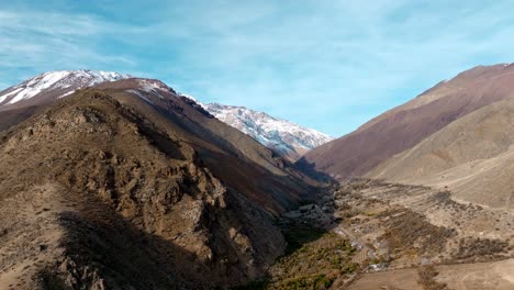 Vista-Aérea-Del-Asentamiento-Cerca-De-La-Cordillera-Andina-Nevada-En-El-Norte-De-Chile