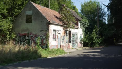 Abandoned-house-in-Doel,-Belgium