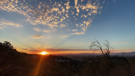 Blick-Auf-Die-Berge-Von-Malerischen-Sonnenuntergang-Gegen-Den-Blauen-Himmel-Mit-Wolken-In-Los-Angeles,-Kalifornien