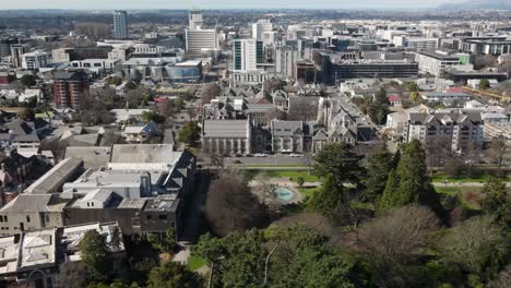 Vista-Panorámica-Del-Centro-De-La-Ciudad-De-Christchurch-Y-Del-Histórico-Edificio-De-La-Galería-Sobre-El-Jardín-Botánico,-Nueva-Zelanda