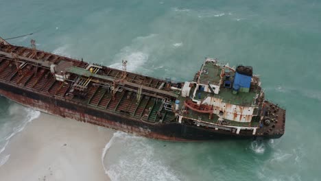 Disparo-De-Drones-De-Un-Viejo-Carguero-Oxidado-Encallado-Frente-A-La-Isla-De-Socotra,-Yemen